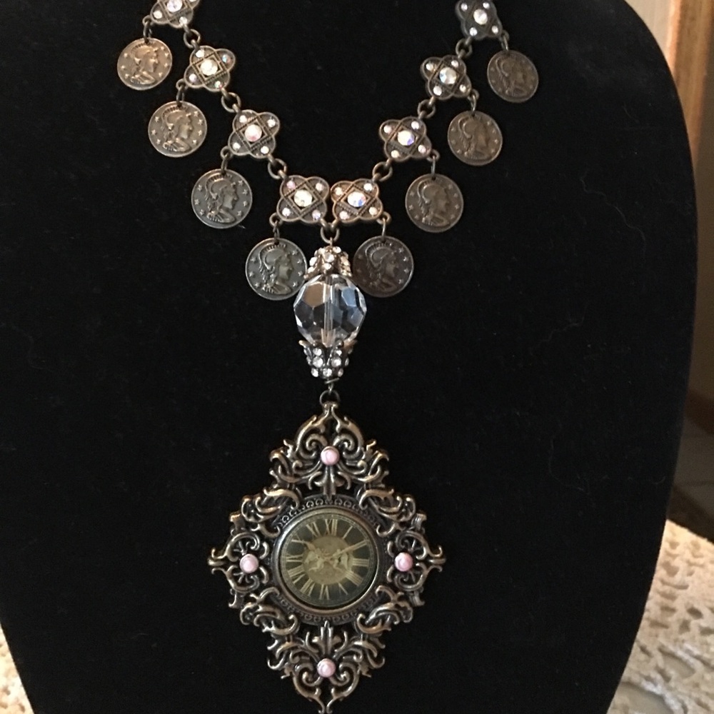 Medallion vintage look necklace